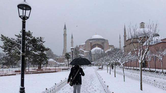 Bufera di neve ferma l'aeroporto di Istanbul
