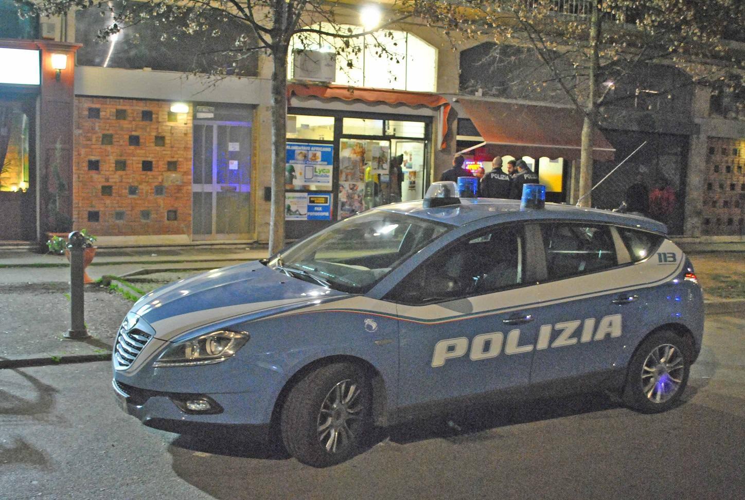 Nell'auto teneva hashish e marijuana