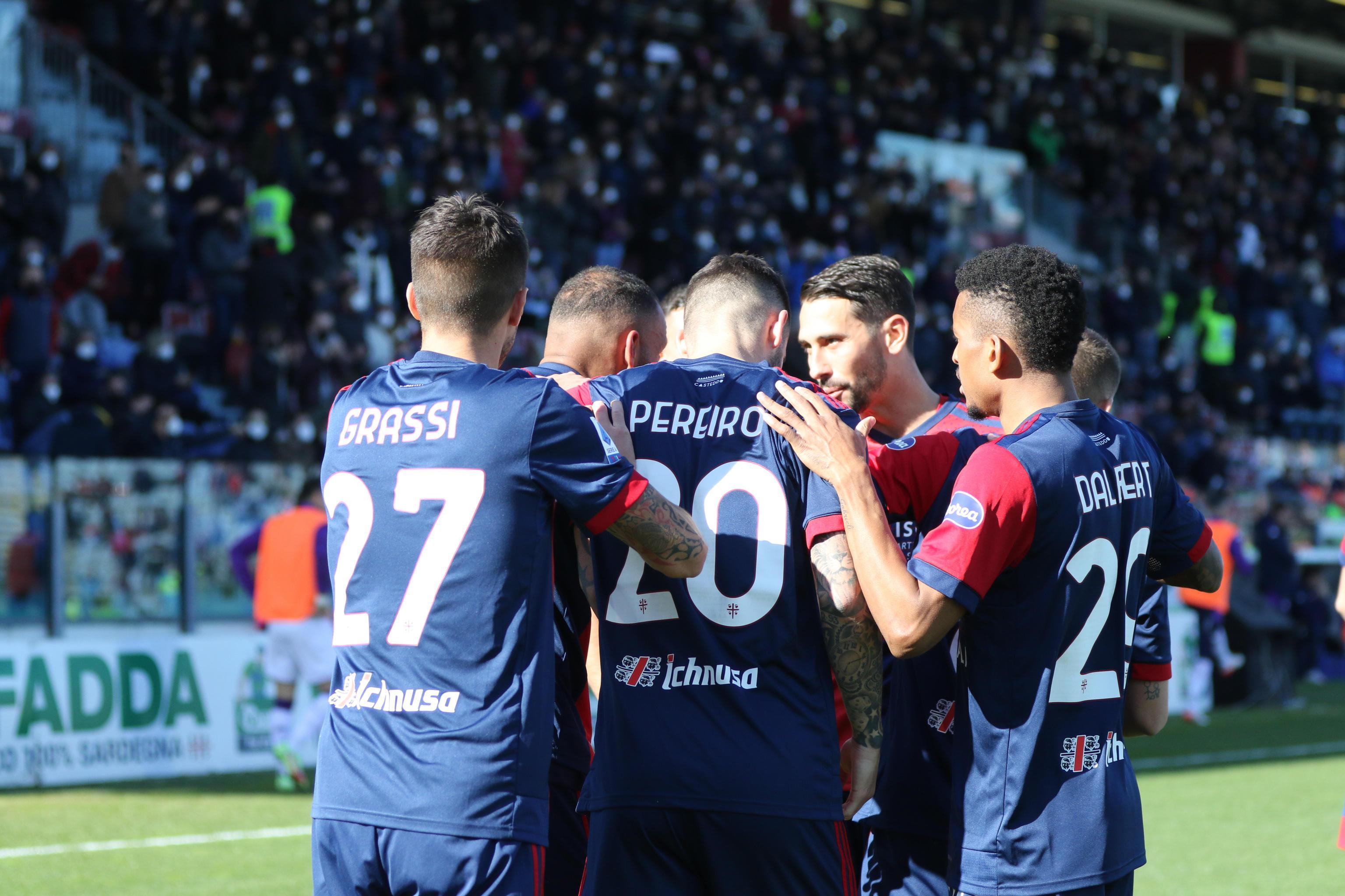 I rossoblù festeggiano dopo il gol dell'illusorio vantaggio sulla Fiorentina