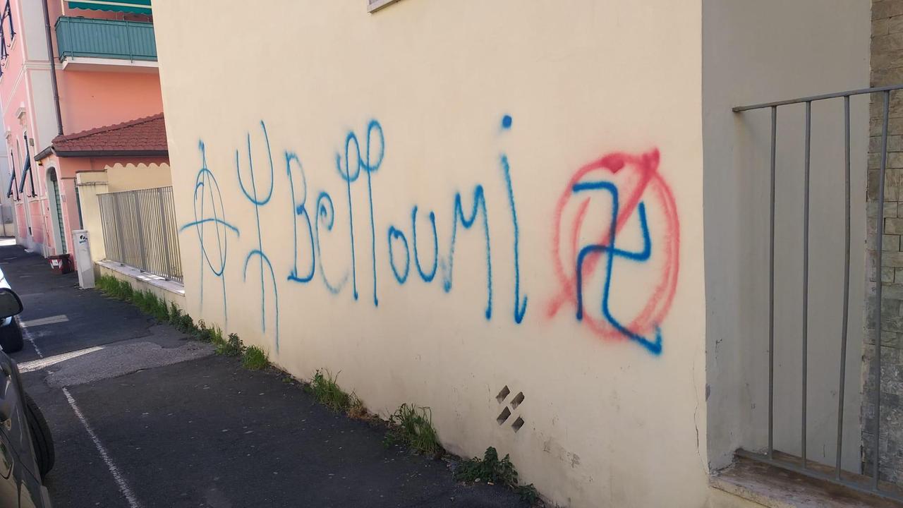 La scritta con la svastica e il simbolo anarchico