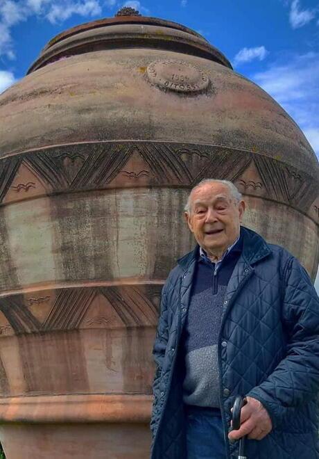 Francesco Bitossi insieme ad una delle creazioni della sua azienda