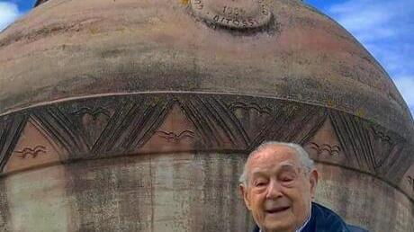 Francesco Bitossi insieme ad una delle creazioni della sua azienda