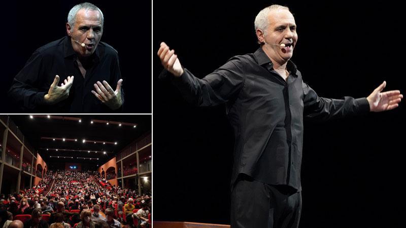 Un primo piano di Giorgio Panariello venerdì e sabato alla prima del suo spettacolo “La favola mia”. Il teatro Politeama di Cascina che ha ospitato lo spettacolo, erano presenti circa 600 spettatori. Il comico sul palco racconta alcuni aneddoti della sua gioventù in cui la Versilia è stata teatro di tanti ricordi (Foto Silvi)