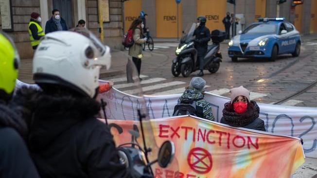 Ambiente: attivisti bloccano traffico in piazza della Scala