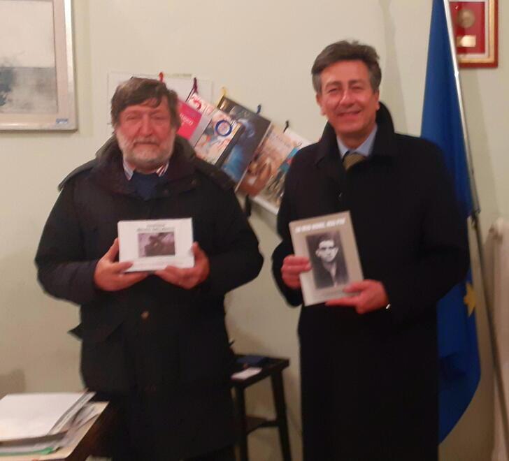 Evandro Dell’Amico consegna al prefetto i suoi libri e filmati 