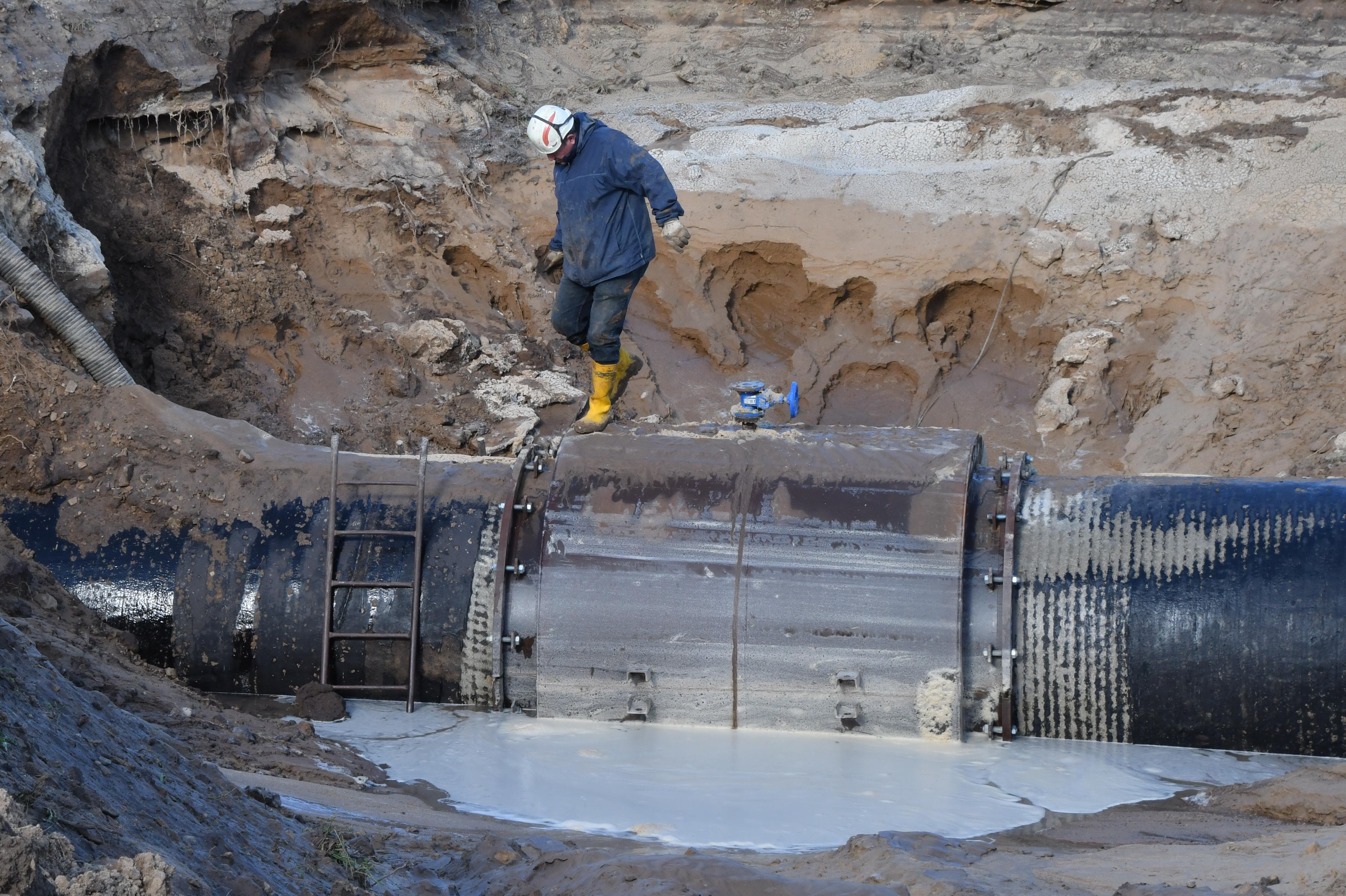 La condotta che si è rotta due volte in due giorni (foto Mauro Chessa)