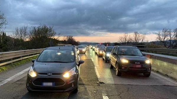 Urta contro il new-jersey automobilista ferita e traffico bloccato