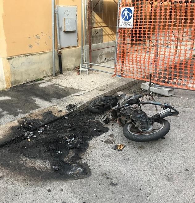 Motorini carbonizzati in piazza della Vittoria