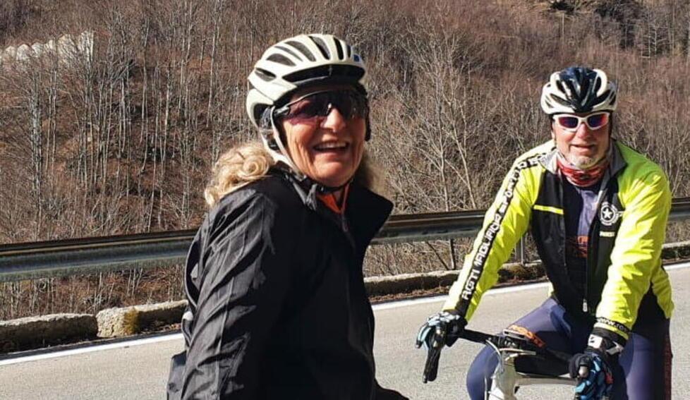 Ciclista finita in coma, individuato il proprietario dell’auto in fuga dopo l’urto