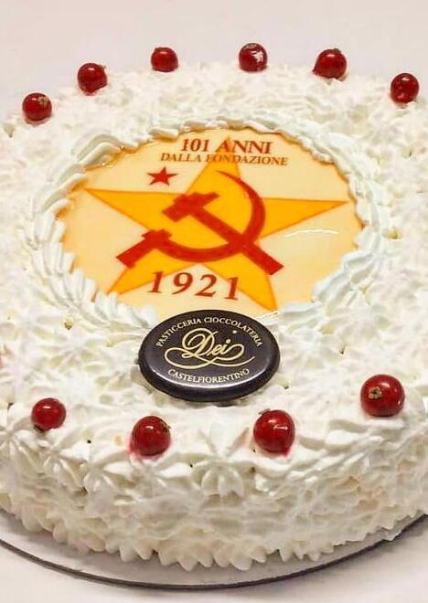 Una torta per i 101 anni del Partito comunista