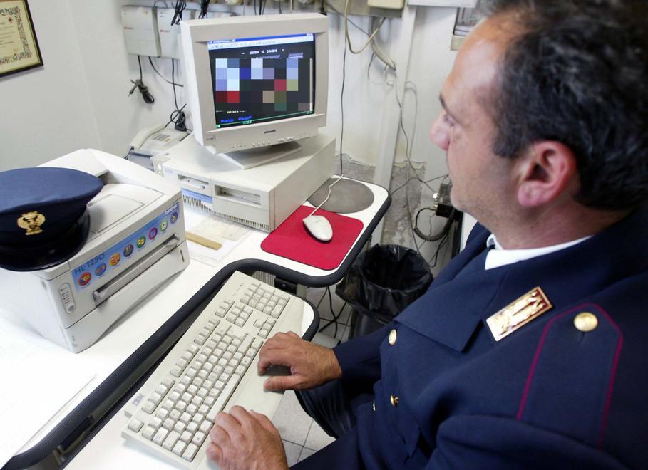 Un agente della polizia postale al lavoro (FOTODI ARCHIVIO)