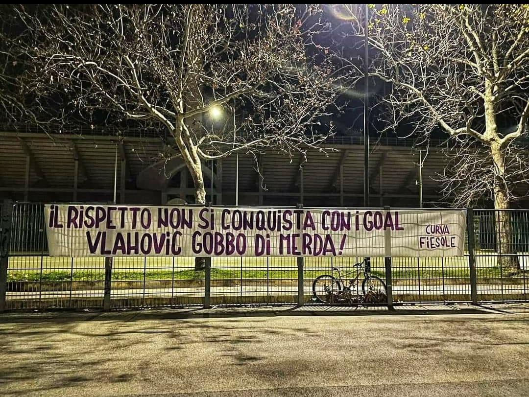 Uno degli striscioni fuori dallo stadio