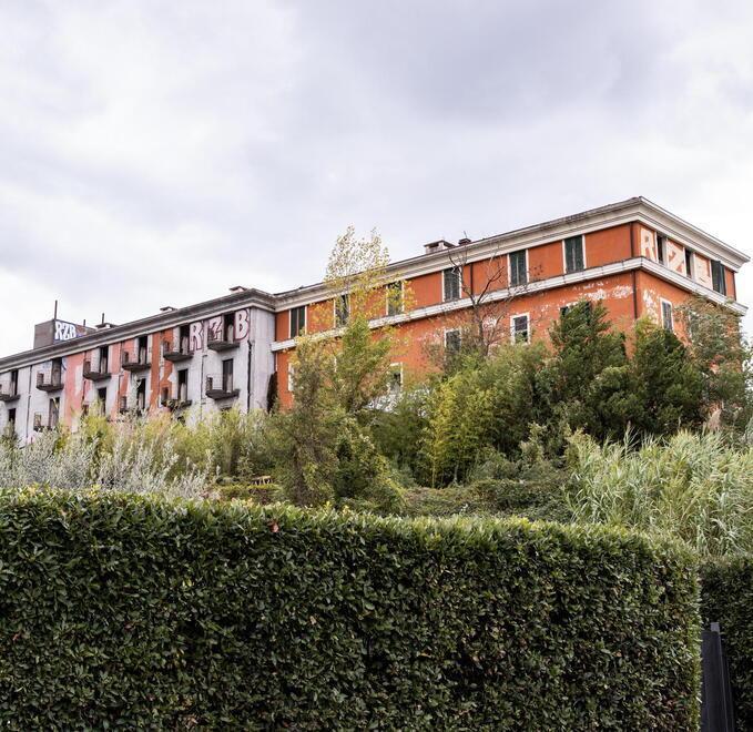 Un’immagine dell’ex hotel che fa parte del complesso termale di Grotta Parlanti a Monsummano