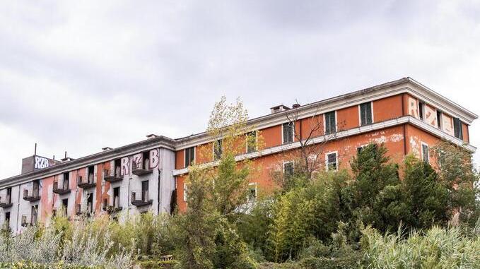 Un’immagine dell’ex hotel che fa parte del complesso termale di Grotta Parlanti a Monsummano