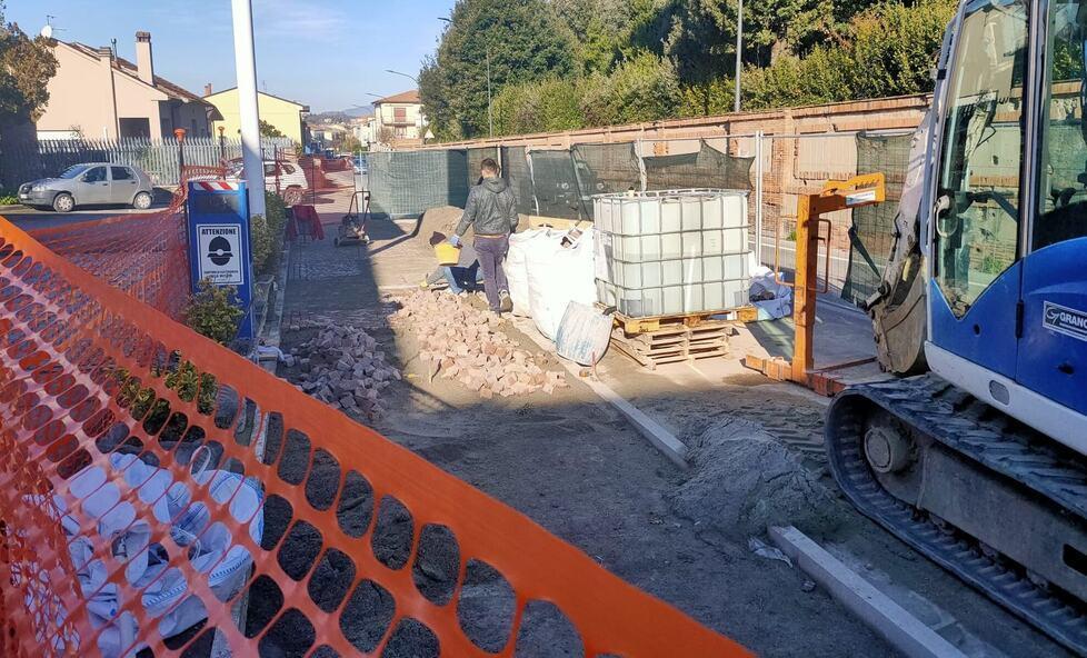 I lavori al marciapiede di via Volterrana a Capannoli