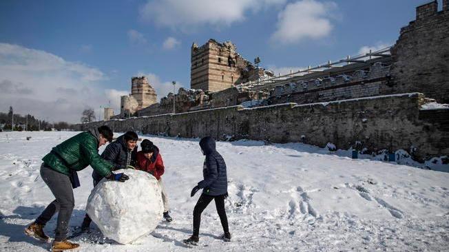 Maltempo: Istanbul paralizzata dalla neve, annullati i voli