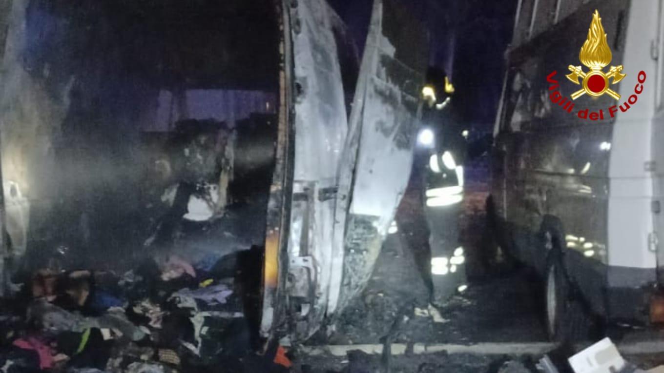 Scandiano, incendio doloso distrugge furgone e dannegia altri due mezzi