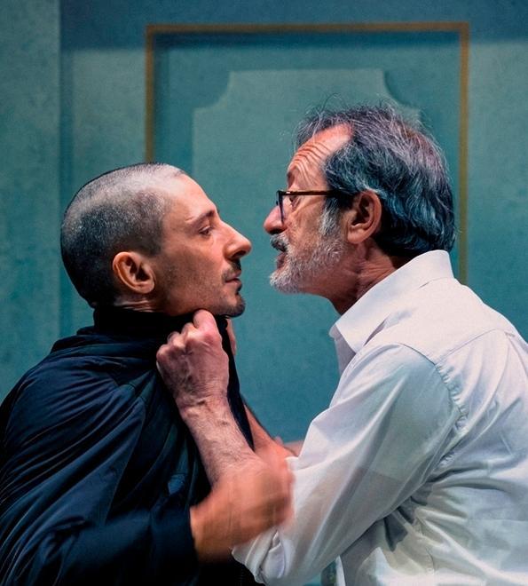 Paravidino rilegge l’Opera da tre soldi: «I tempi di Brecht migliori dei nostri» 