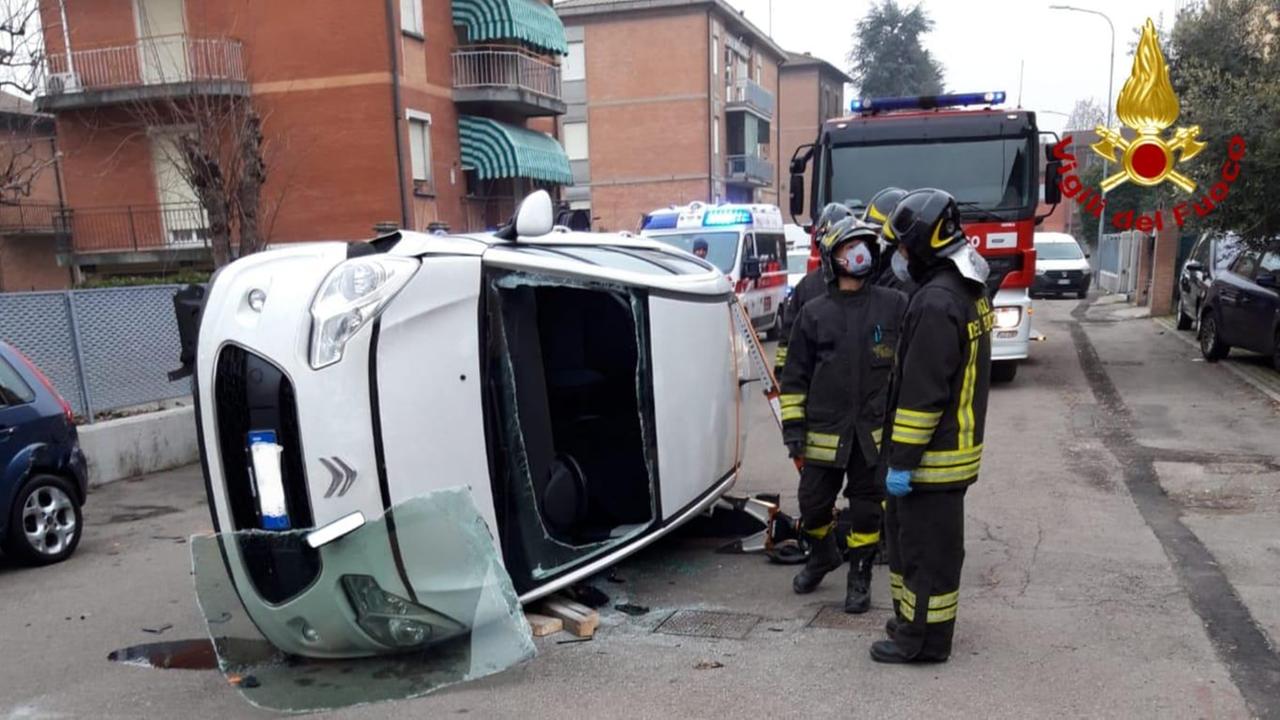 Reggio Emilia, auto si ribalta su un fianco: la conducente estratta dal parabrezza