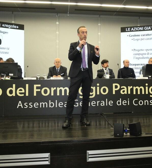 Il Parmigiano alla prova dei soci per dare un taglio ai formaggi similari 