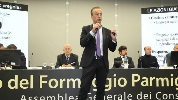 Il Parmigiano alla prova dei soci per dare un taglio ai formaggi similari