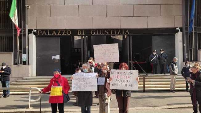 No green pass manifestano davanti a Palazzo giustizia Genova