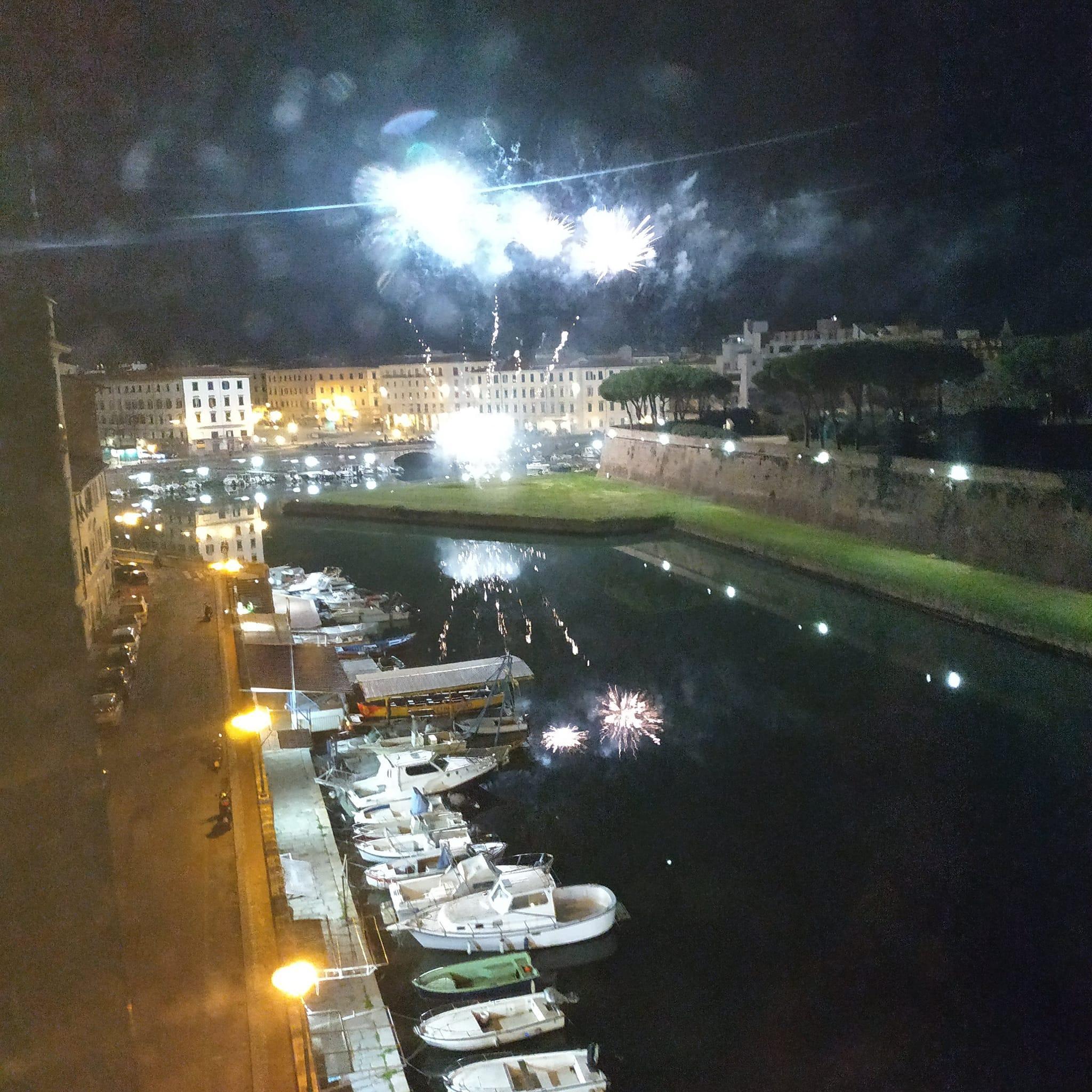I fuochi sparati dalla falsa braga (foto Facebook)