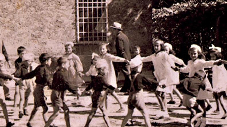 Una parete decorata in ricordo dei bambini uccisi a Sant’Anna di Stazzema