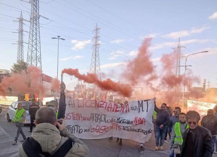 Una protesta di Usb per i licenziamenti alla MT Logistica (Foto d’archivio)