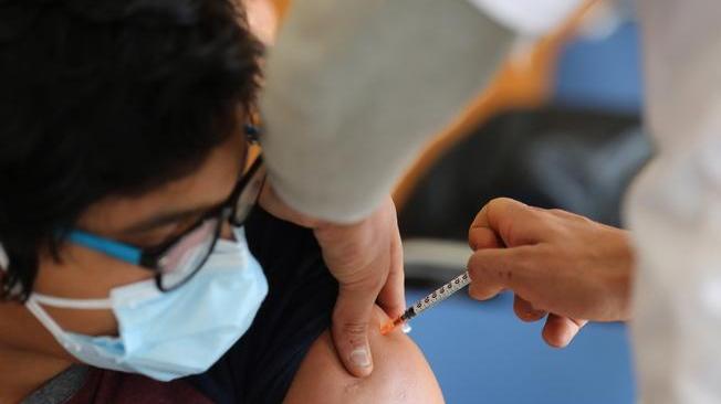 Vaccini: Spagna, per guariti consigliata 3ª dose dopo 5 mesi