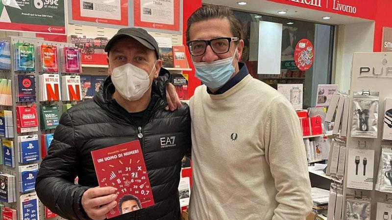 Alessandro Cirinei con uno dei “suoi” lettori durante la presentazione del libro