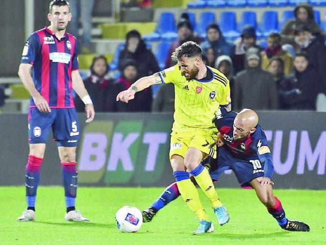 Ahmad Benali (a sinistra) mentre contrasta il nerazzurro Siega durante una sfida Crotone-Pisa (Foto agenzia Massimo Sestini)
