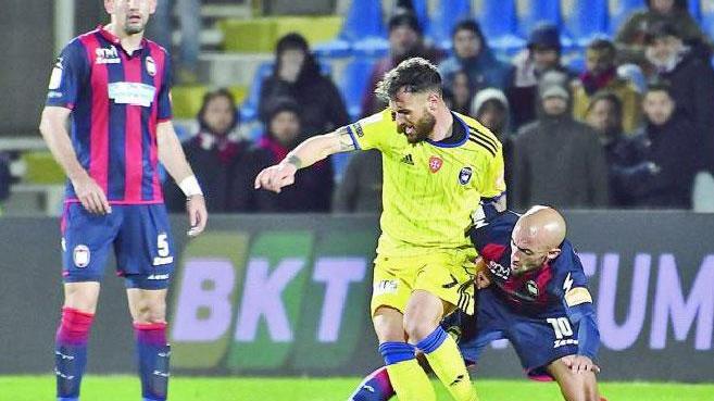 Ahmad Benali (a sinistra) mentre contrasta il nerazzurro Siega durante una sfida Crotone-Pisa (Foto agenzia Massimo Sestini)