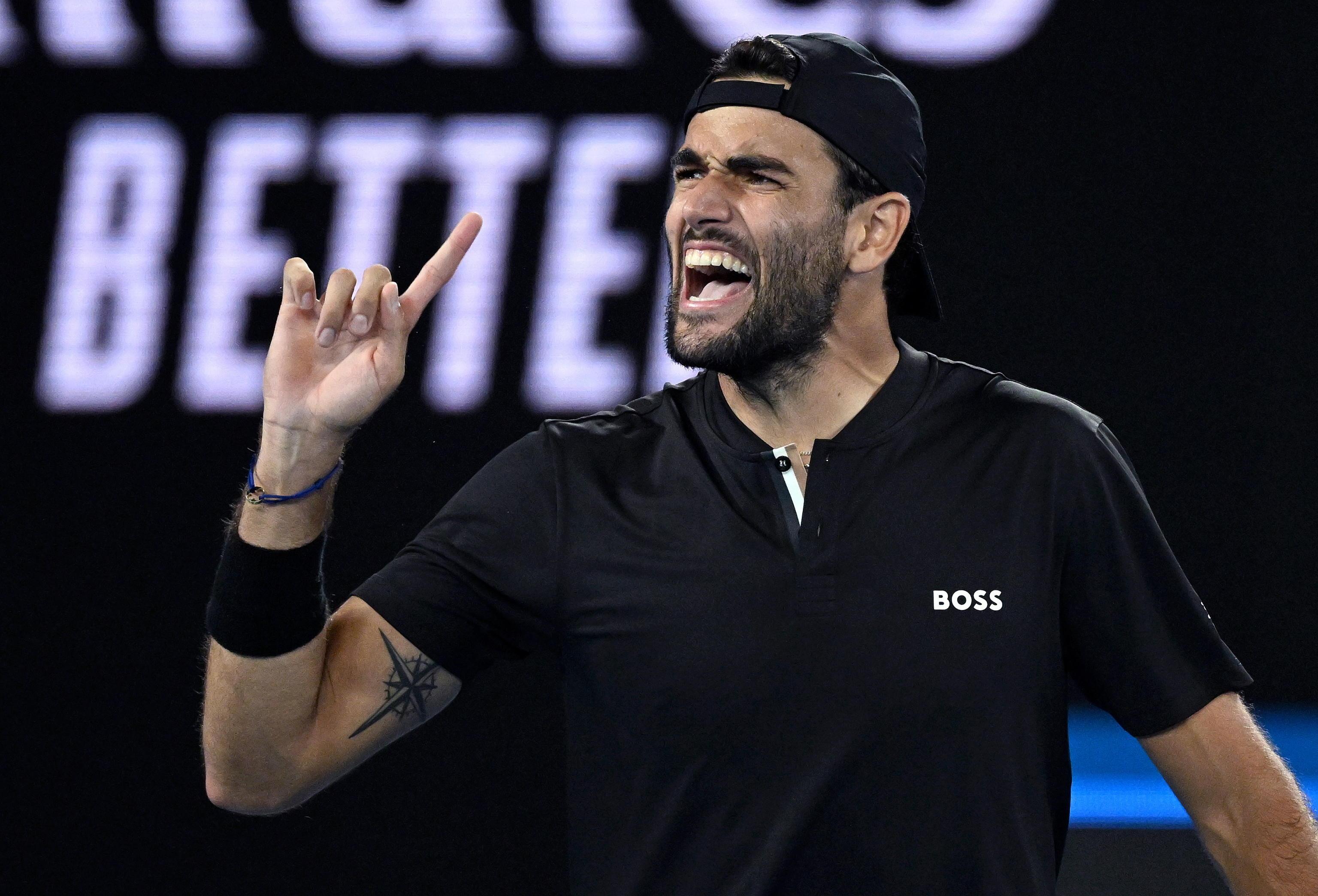 Matteo Berrettini in total black festeggia il successo su Monfils