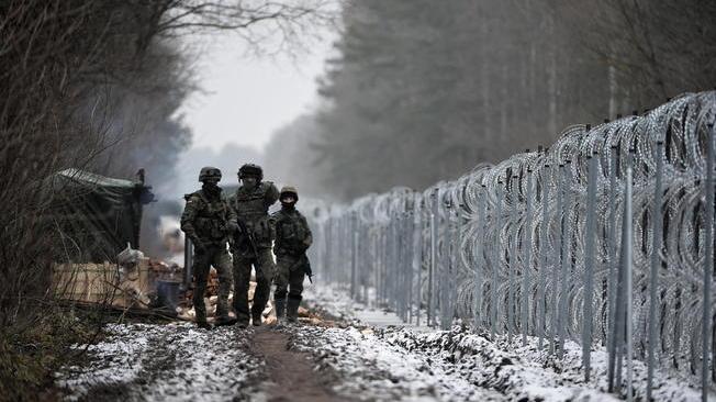 Polonia avvia costruzione muro a confine Bielorussia