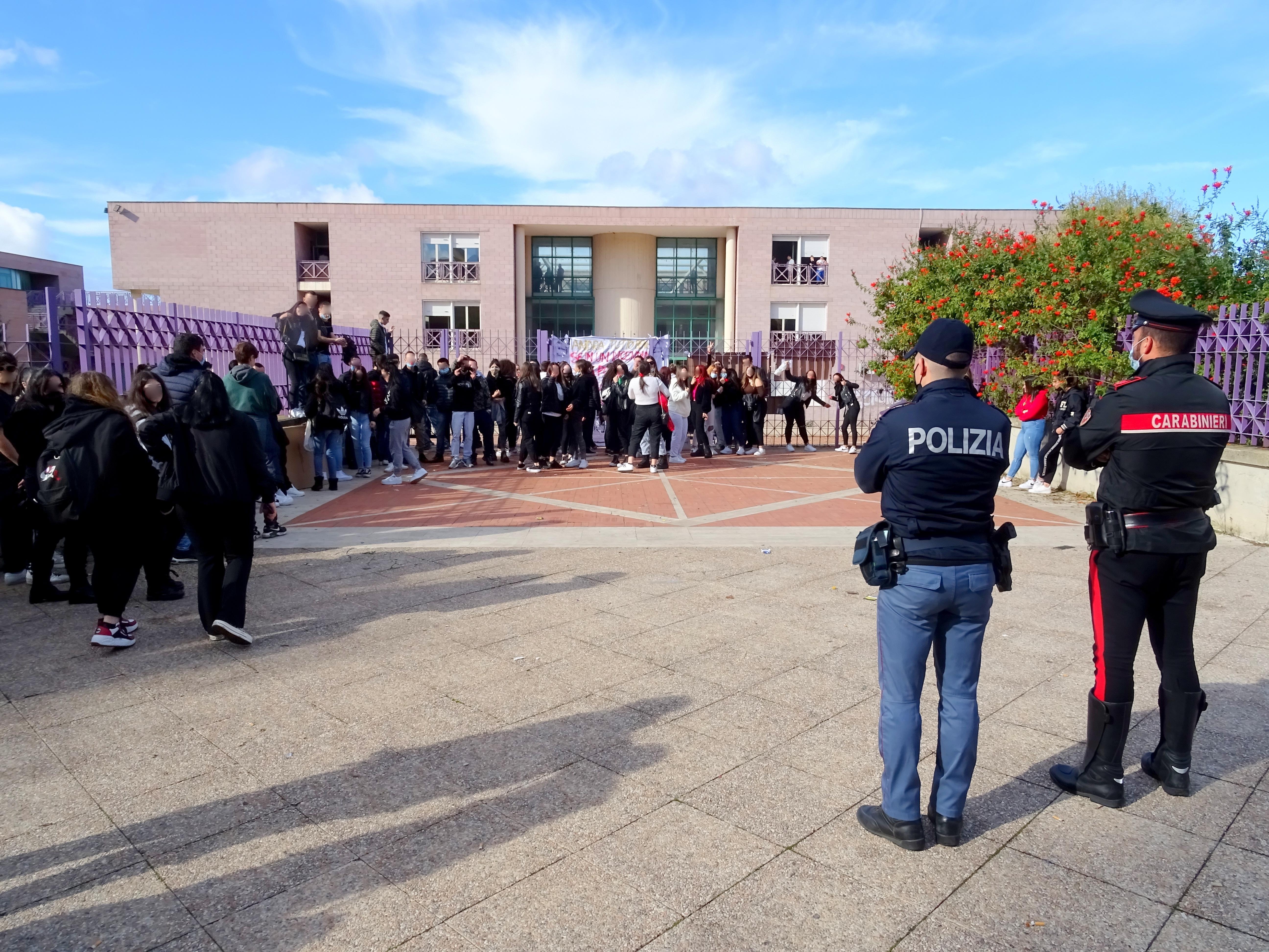Protesta degli studenti davanti all'istituto di via Cedrino dopo i fatti dei giorni scorsi