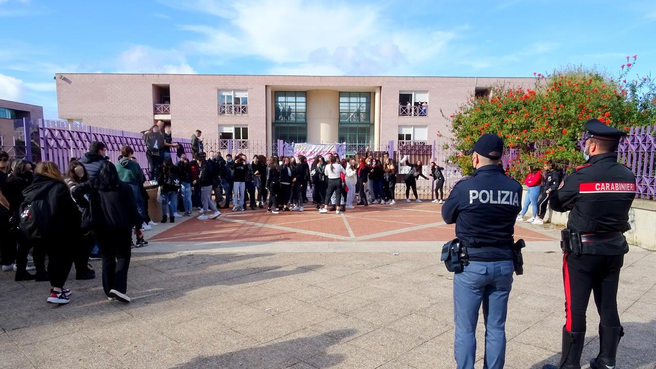 Protesta degli studenti davanti all'istituto di via Cedrino dopo i fatti dei giorni scorsi