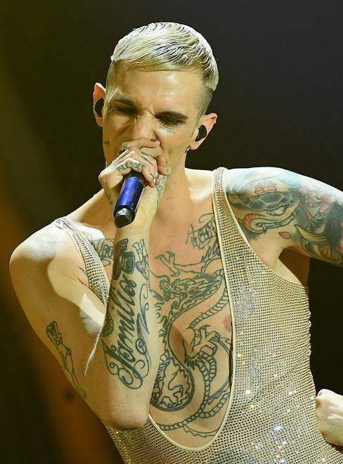 Lo show di Achille Lauro tra costumi e teatralità: «Ma niente è per caso» 
