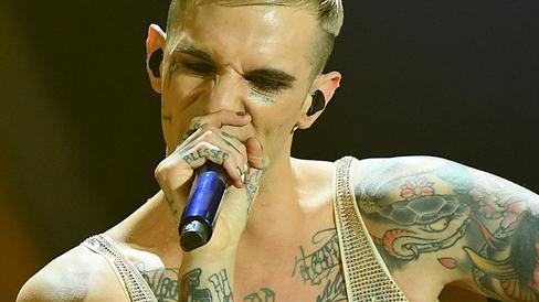 Lo show di Achille Lauro tra costumi e teatralità: «Ma niente è per caso»