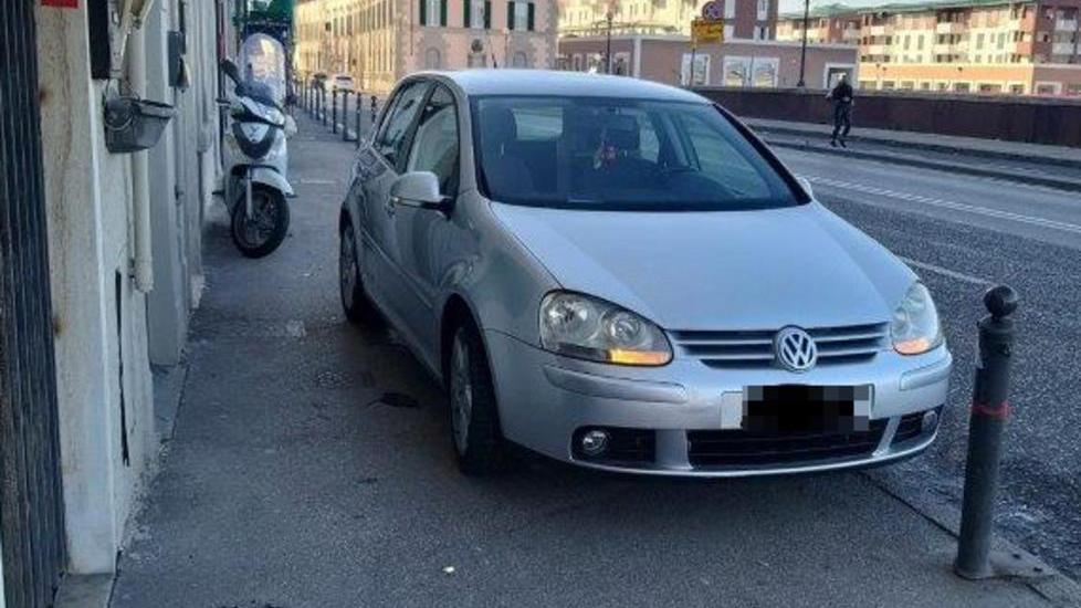 Auto e motorino sul marciapiede E il disabile è costretto allo slalom