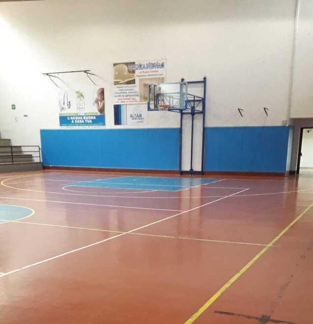 Via ai lavori alla palestra di San Felice per il parquet