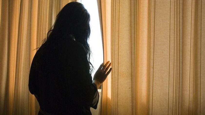 Lascia le fotografie di lei nuda davanti a casa della ex: condannato