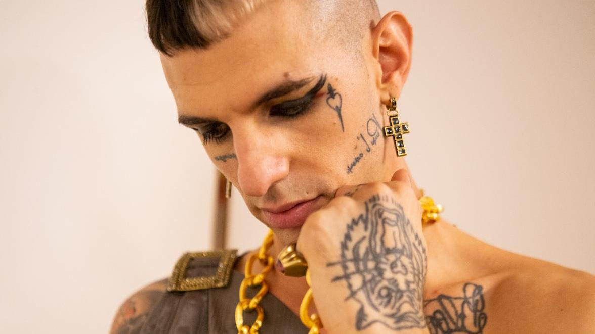 Achille Lauro, una verniciata “black”