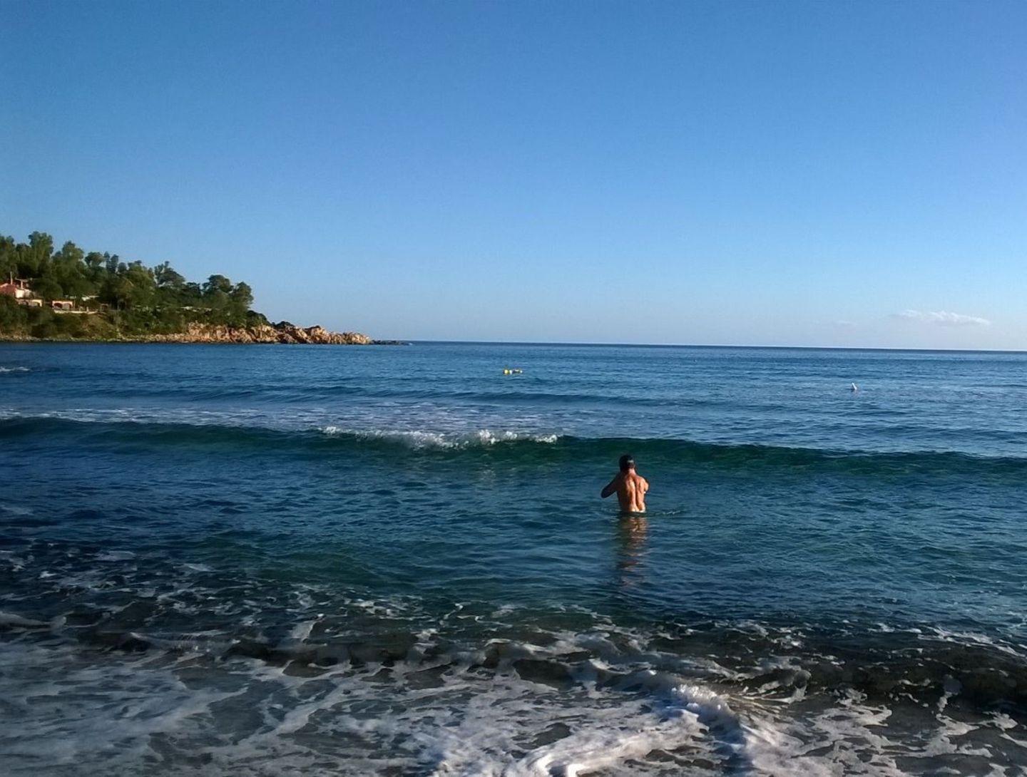 La spiagge iniziano a popolarsi e non mancano i primi bagnanti
