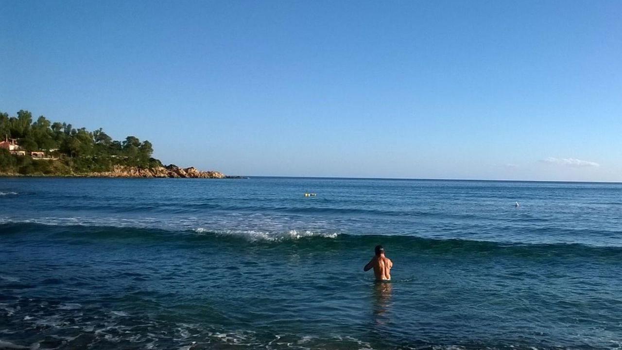 La spiagge iniziano a popolarsi e non mancano i primi bagnanti