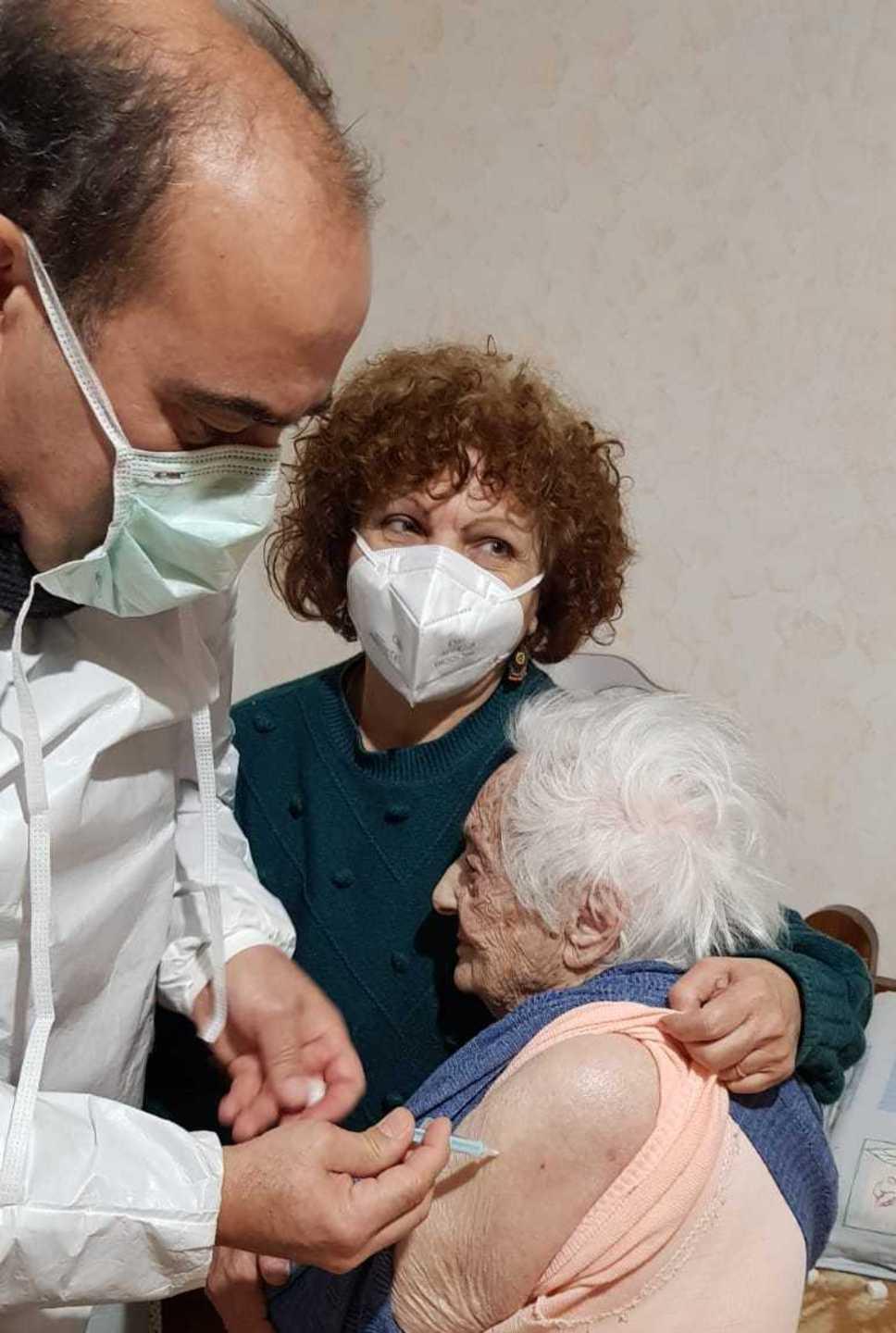 A 104 anni tia Binedda fa il vaccino per il covid