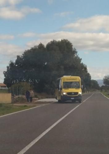 Lo scuolabus ha spazio di manovra la bambina può tornare a scuola
