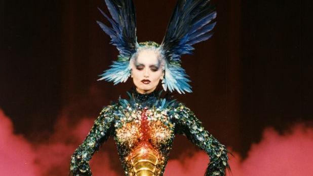 Addio a Mugler, inventò le sexy guerriere