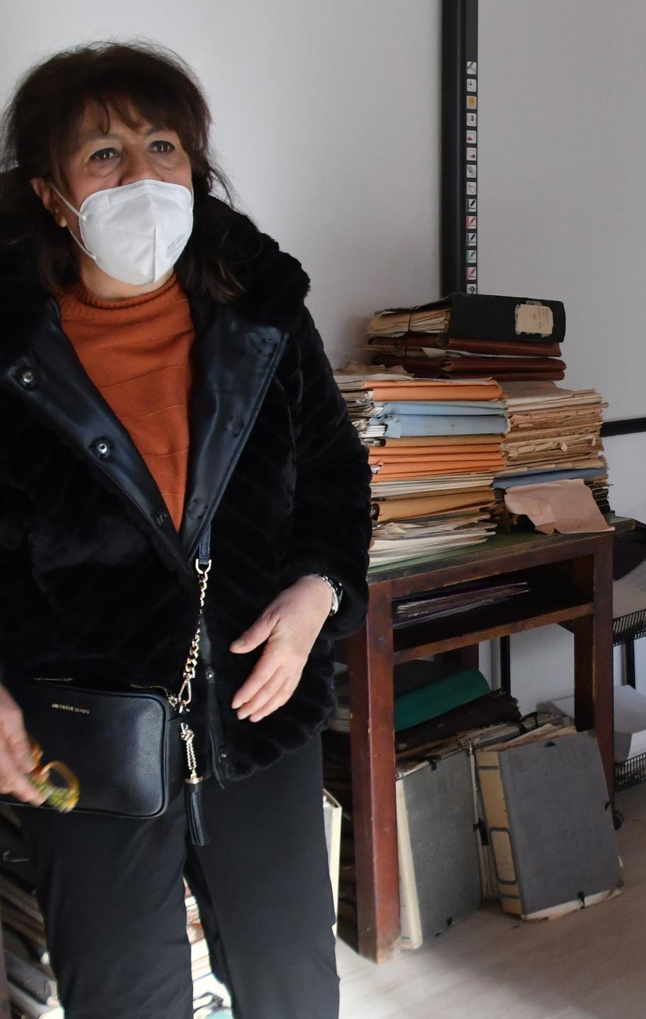 L'insegnante Salis e, alle spalle, i documenti ritrovati