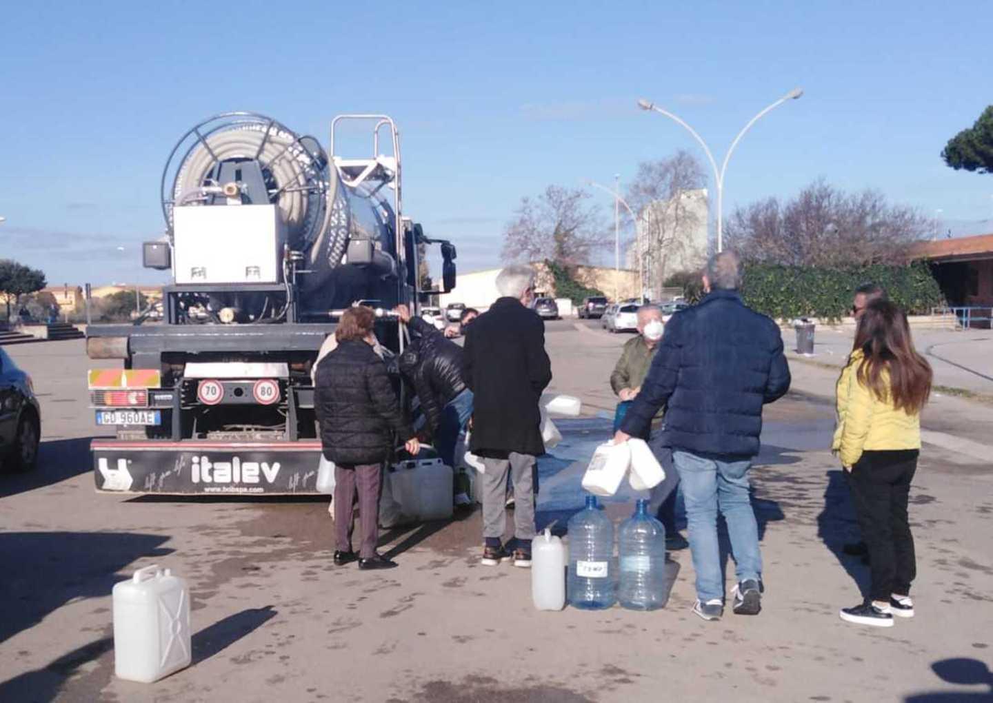 Quel gigantesco tubo che lascia le città a secco 